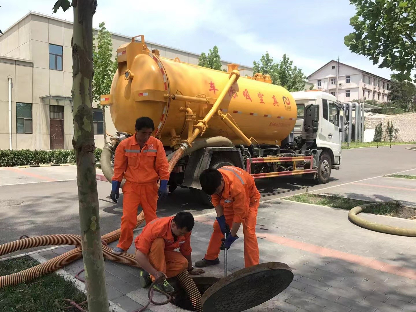 子洲管道疏通车停在窨井附近