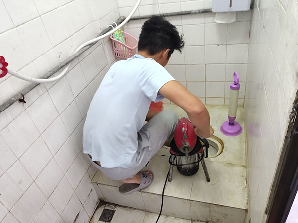 子洲管道堵塞冒臭气 专业师傅现场解决问题