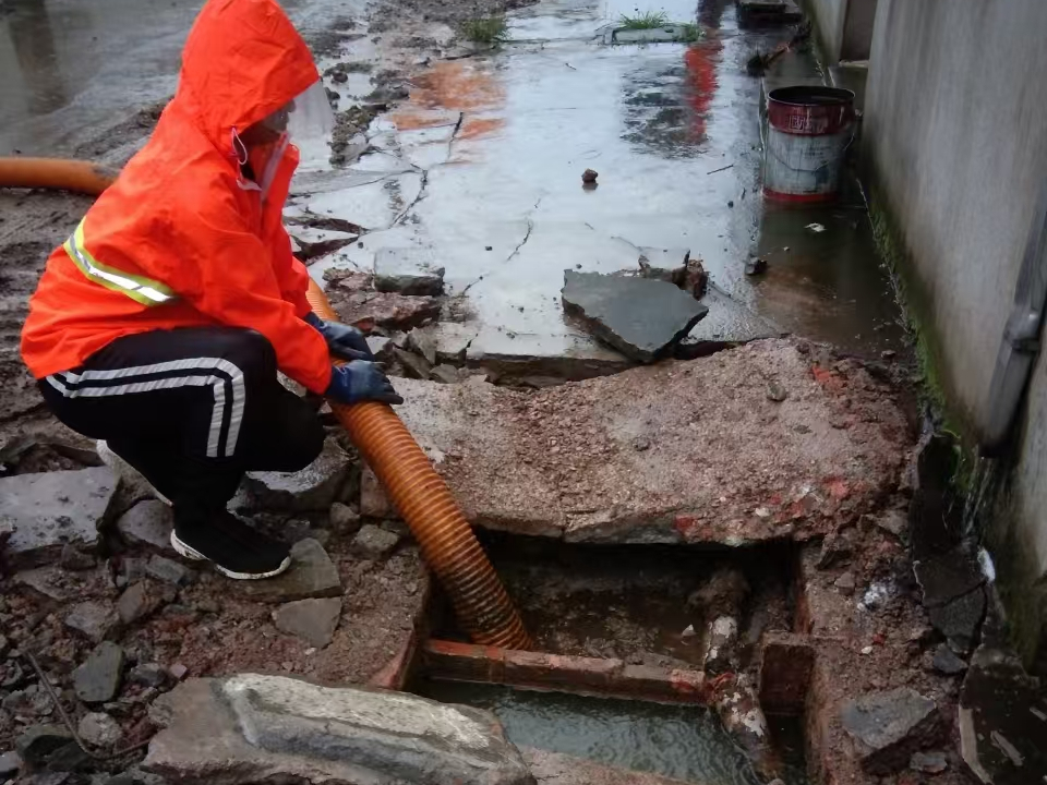 子洲专业清理污水池 炜誉市政以规范流程守护城市 “肠道”