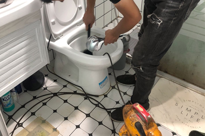 子洲马桶堵塞自己疏通还是找师傅?专业上门服务让你省时更省心