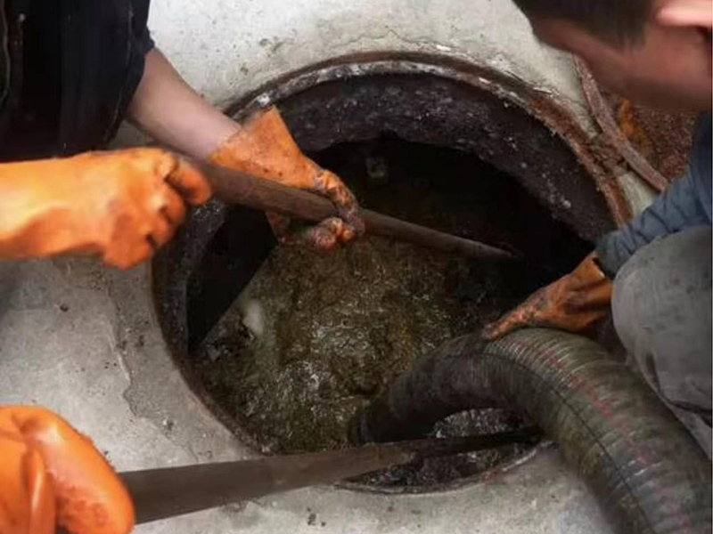 子洲清理化粪池时如何避免沼气的危害?